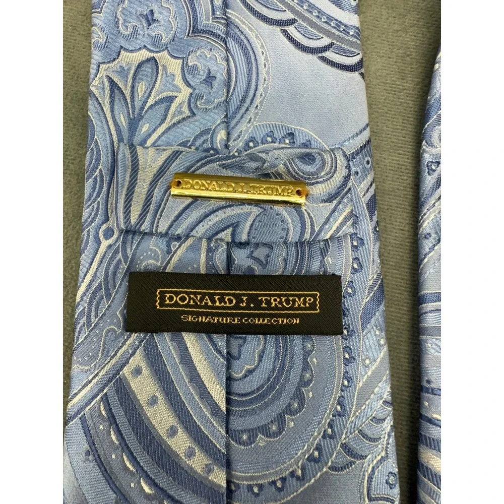 Donald J Trump Signature Collection Mens Blue Paisley Silk Tie Hand Made Classic